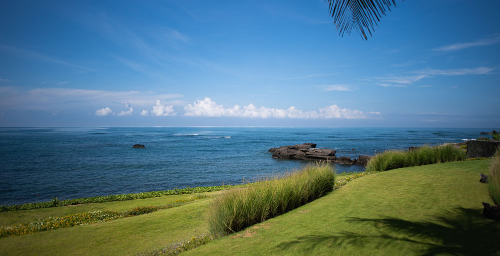 Tirtha Bayu Villa II - Ocean view from lawn
